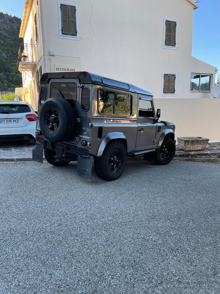 Land Rover Defender 90 — vue 3