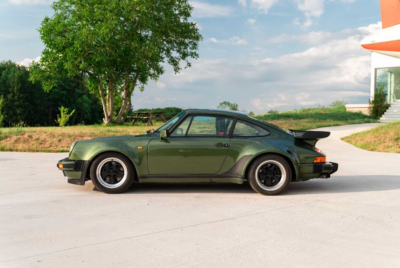 PORSCHE 911 930 Turbo 3.3 — vue 3